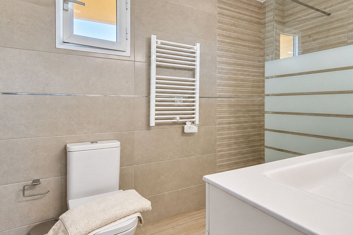 2 Bed Middle Floor Apartment in Fuengirola