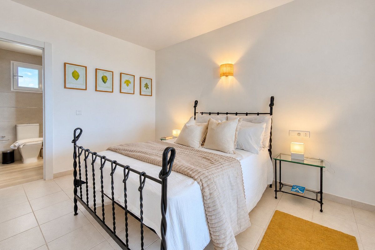 2 Bed Middle Floor Apartment in Fuengirola