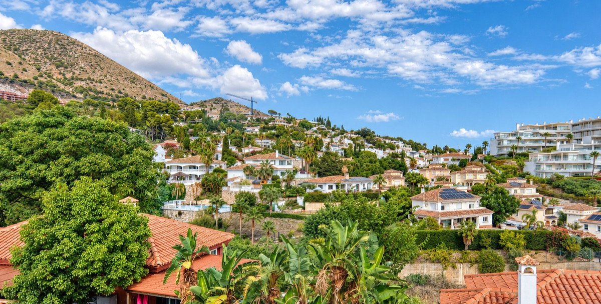 2 Bed Middle Floor Apartment in Fuengirola