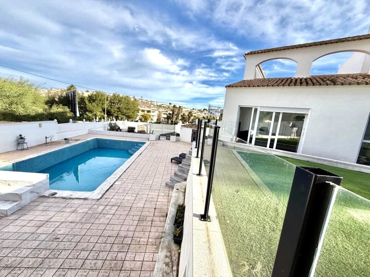6 Bed Detached Villa in Villamartin