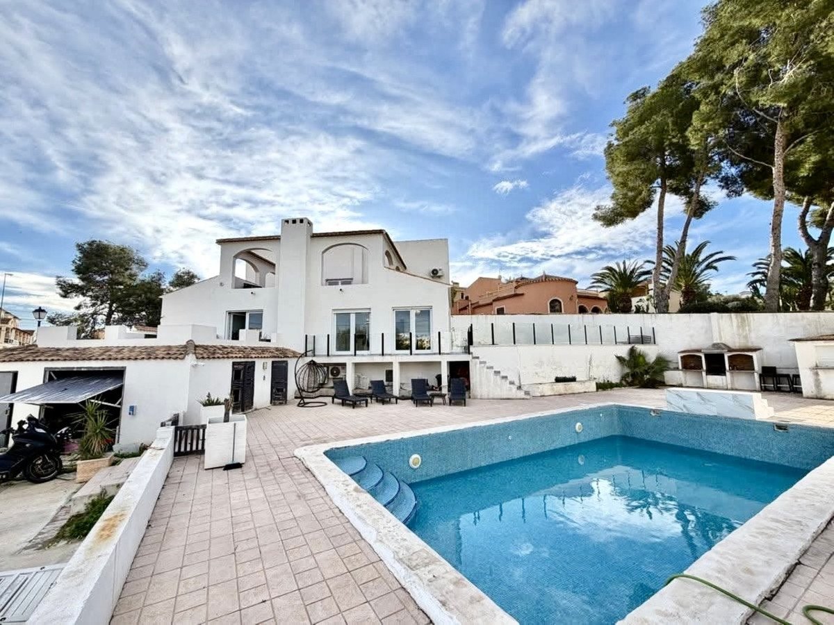 6 Bed Detached Villa in Villamartin