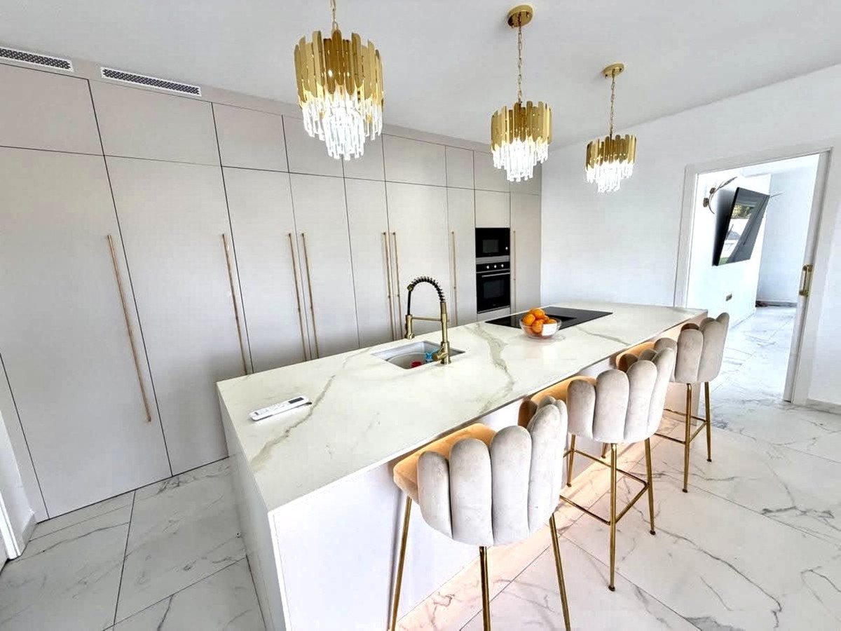 6 Bed Detached Villa in Villamartin