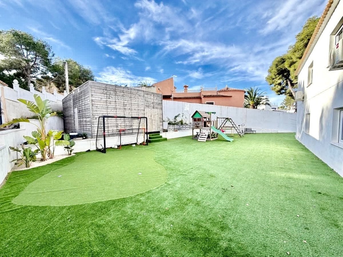 6 Bed Detached Villa in Villamartin