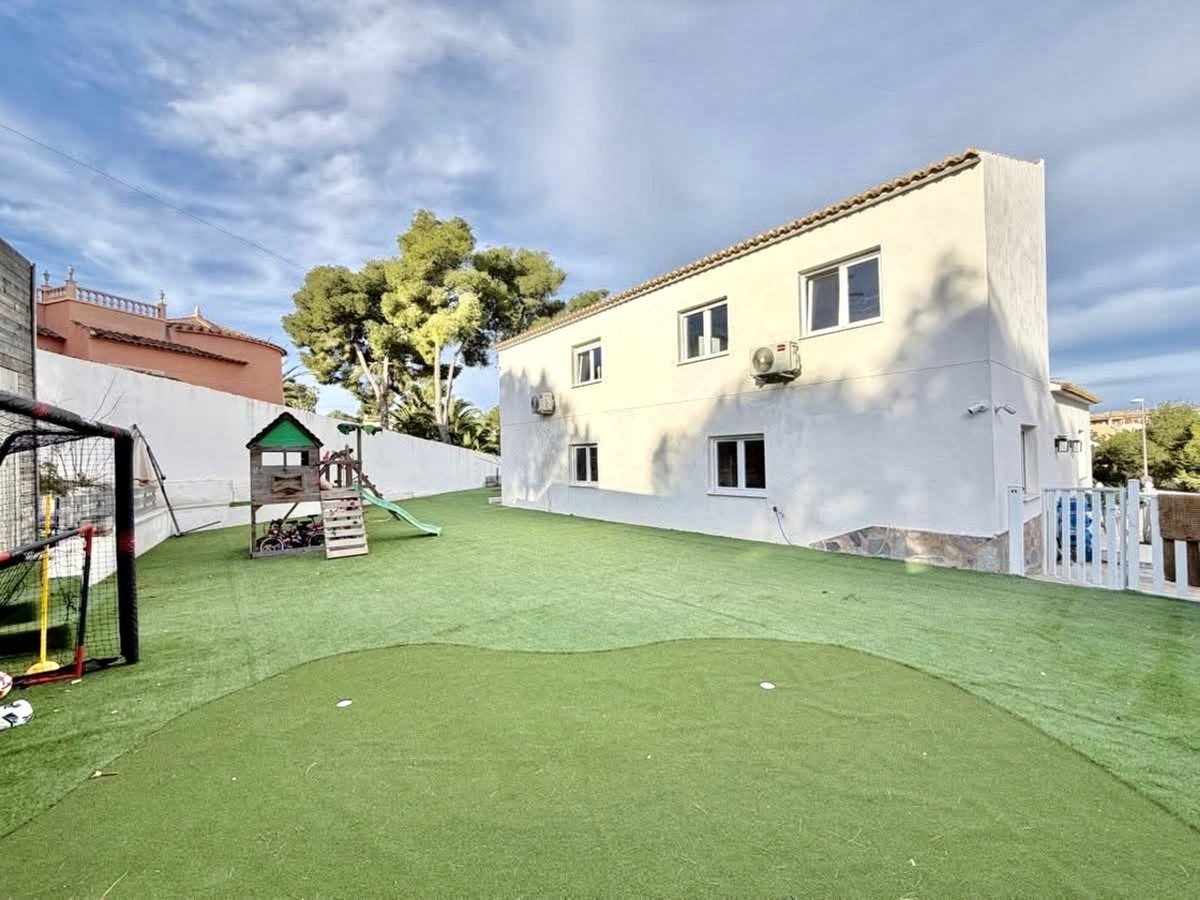 6 Bed Detached Villa in Villamartin