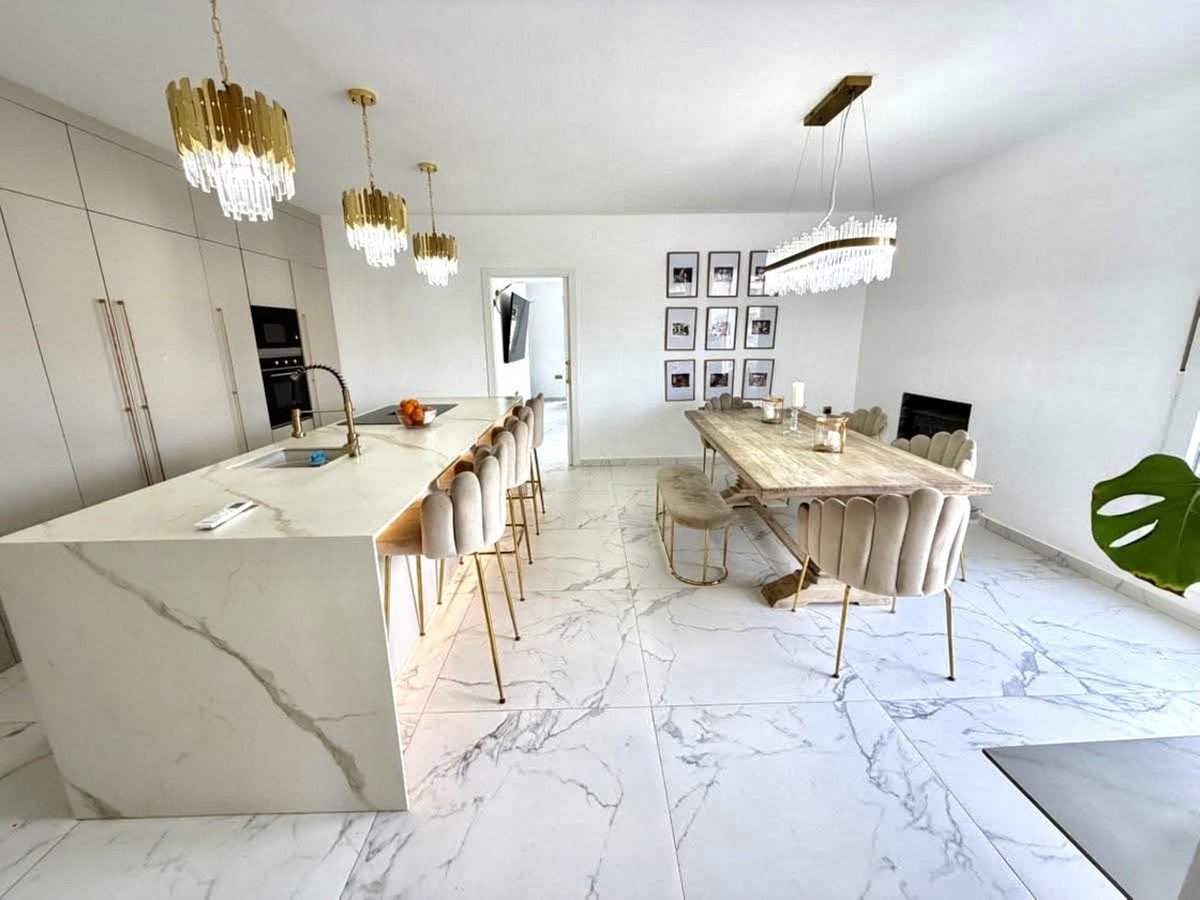 6 Bed Detached Villa in Villamartin