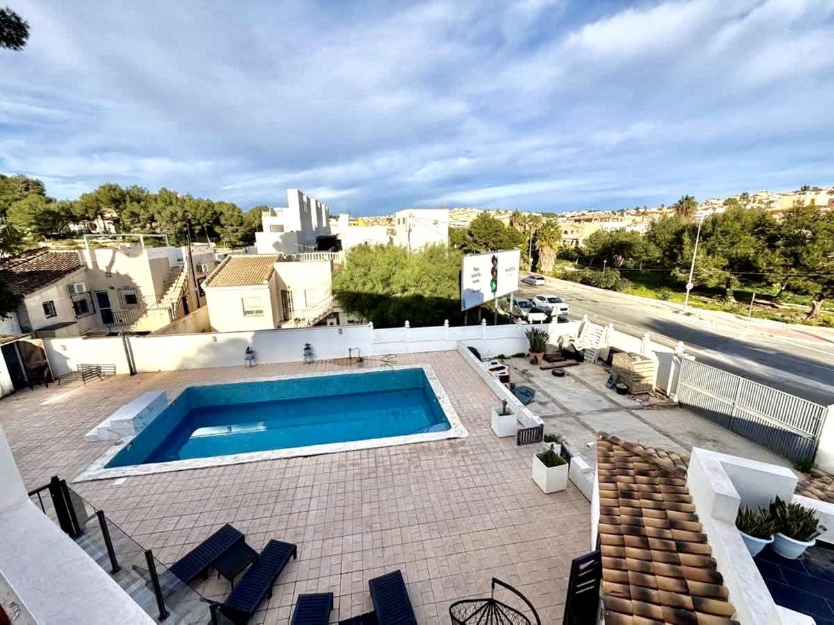 6 Bed Detached Villa in Villamartin
