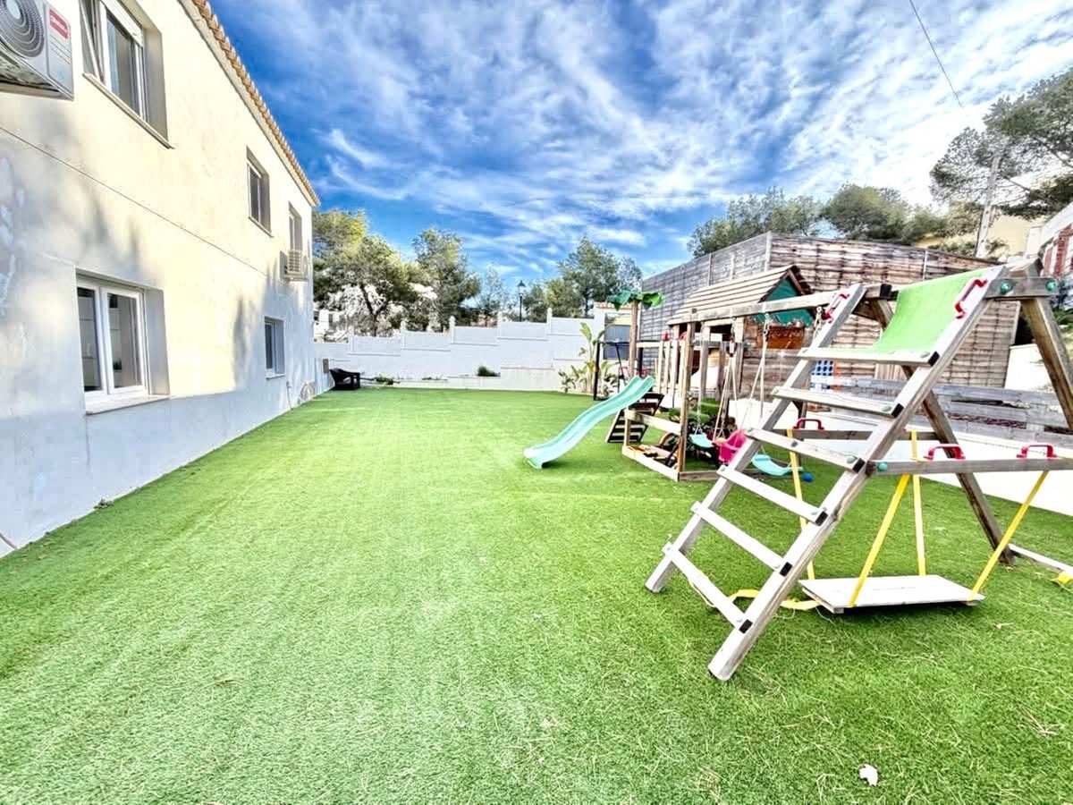 6 Bed Detached Villa in Villamartin