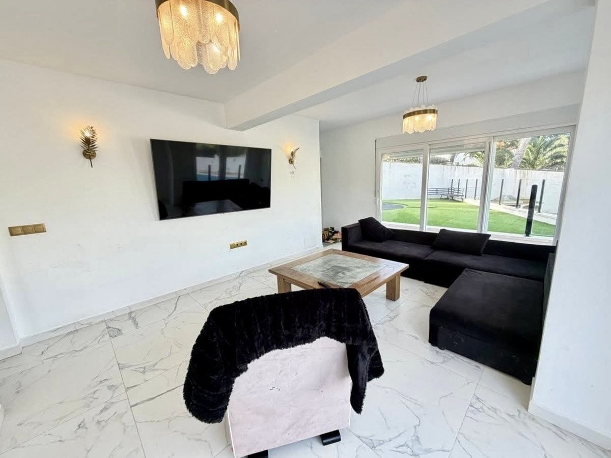 6 Bed Detached Villa in Villamartin