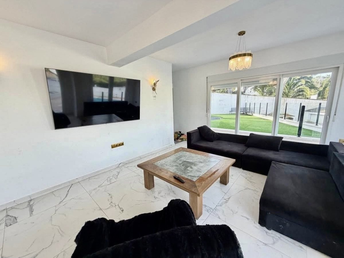6 Bed Detached Villa in Villamartin