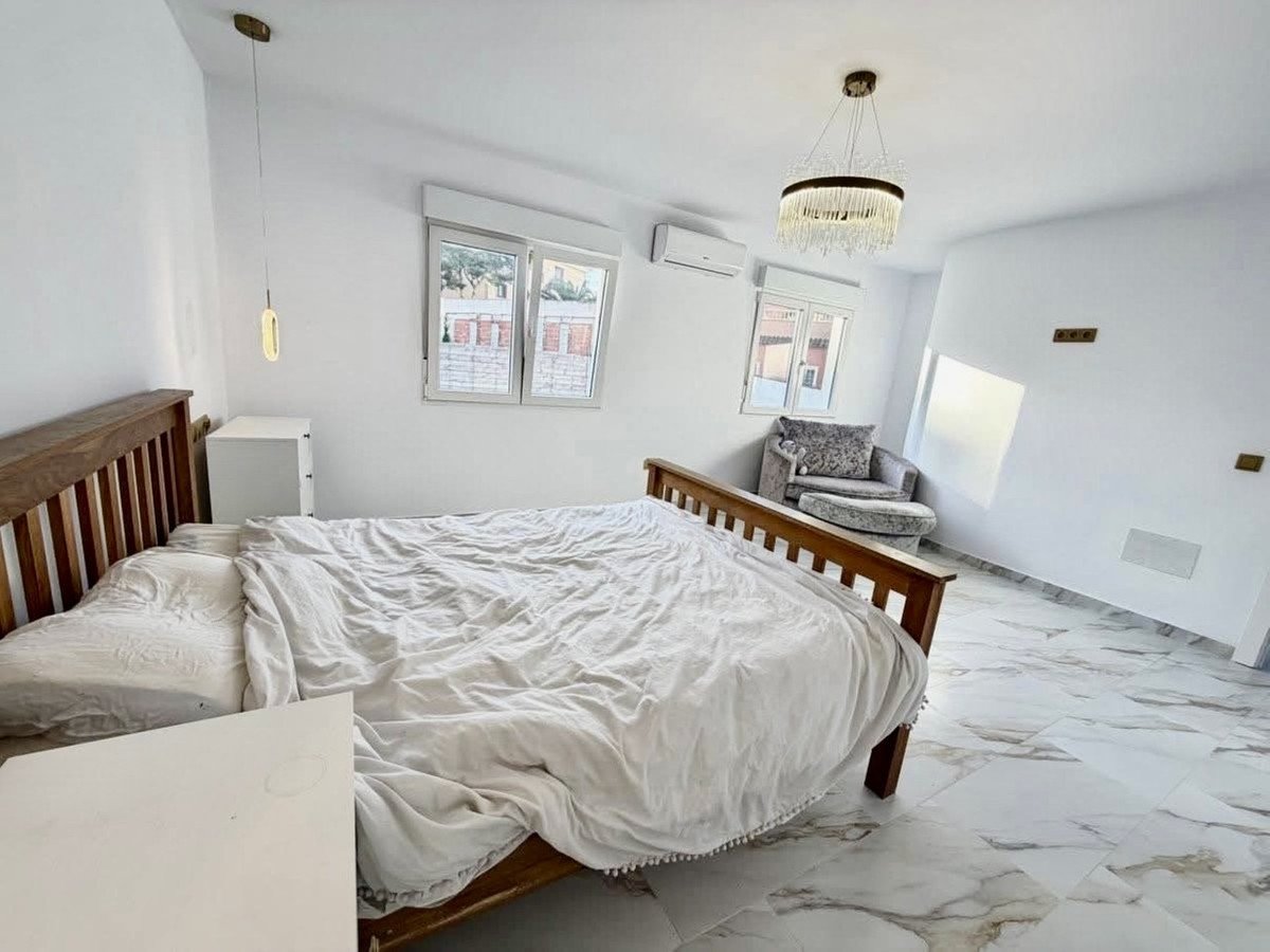 6 Bed Detached Villa in Villamartin