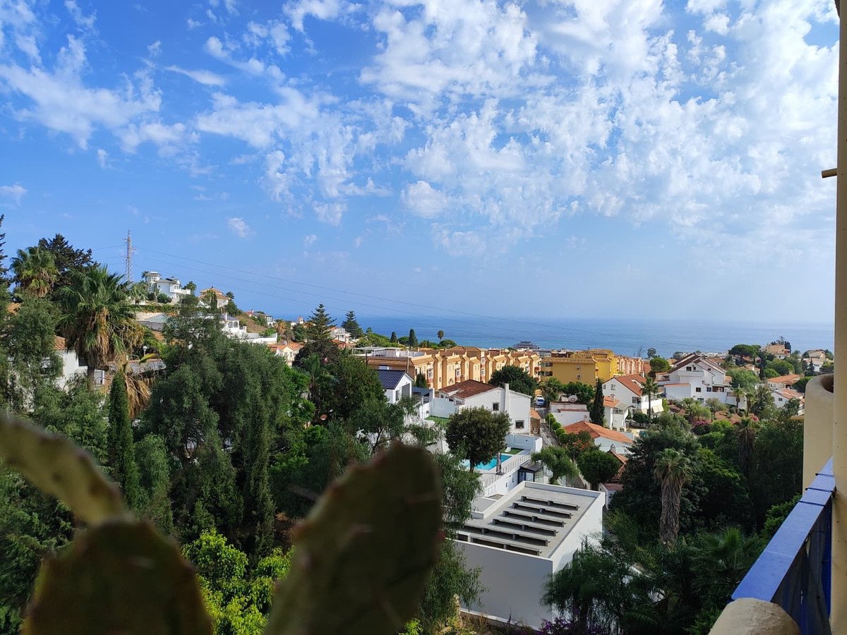 2 Bed Middle Floor Apartment in Fuengirola