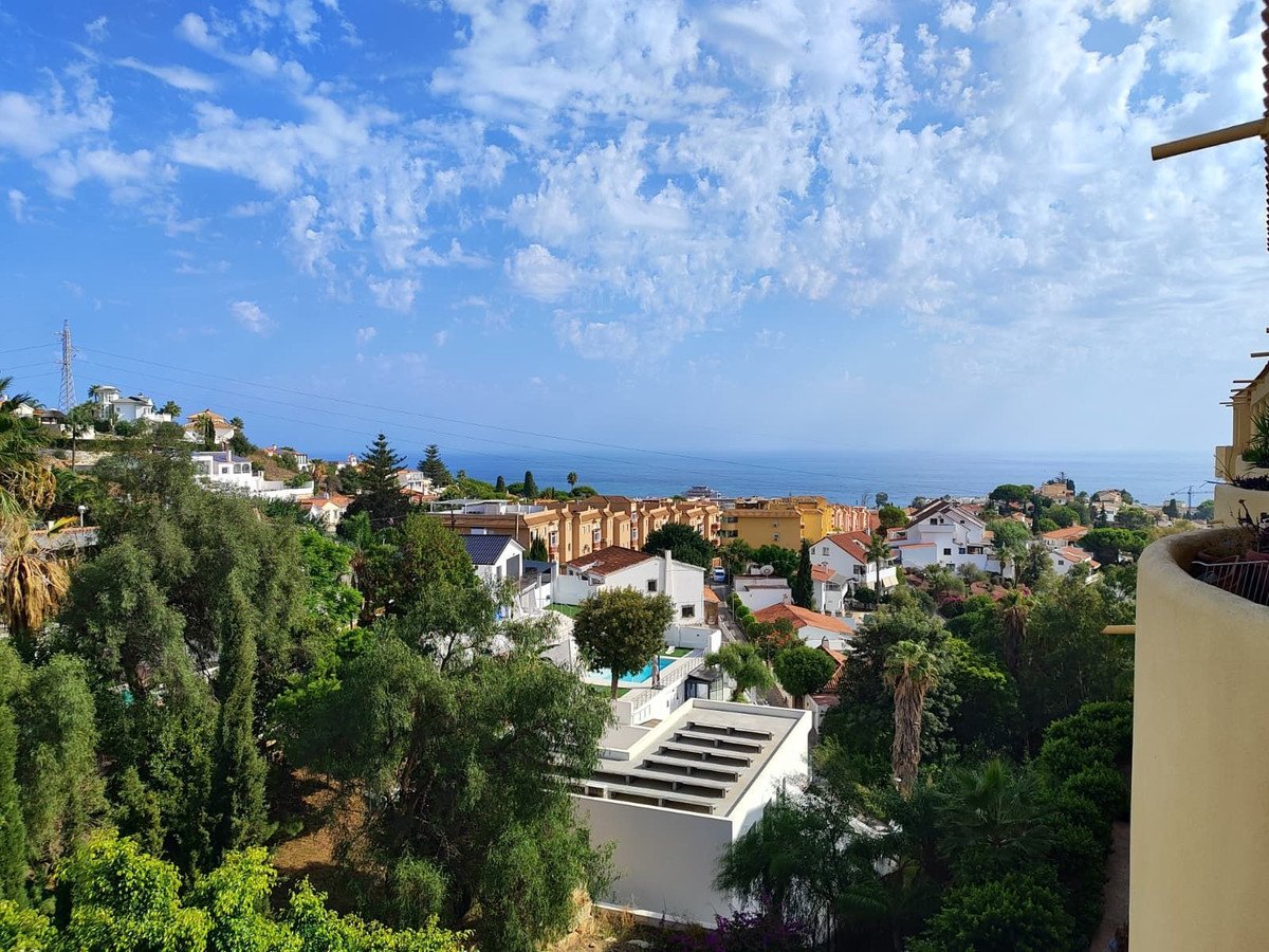 2 Bed Middle Floor Apartment in Fuengirola