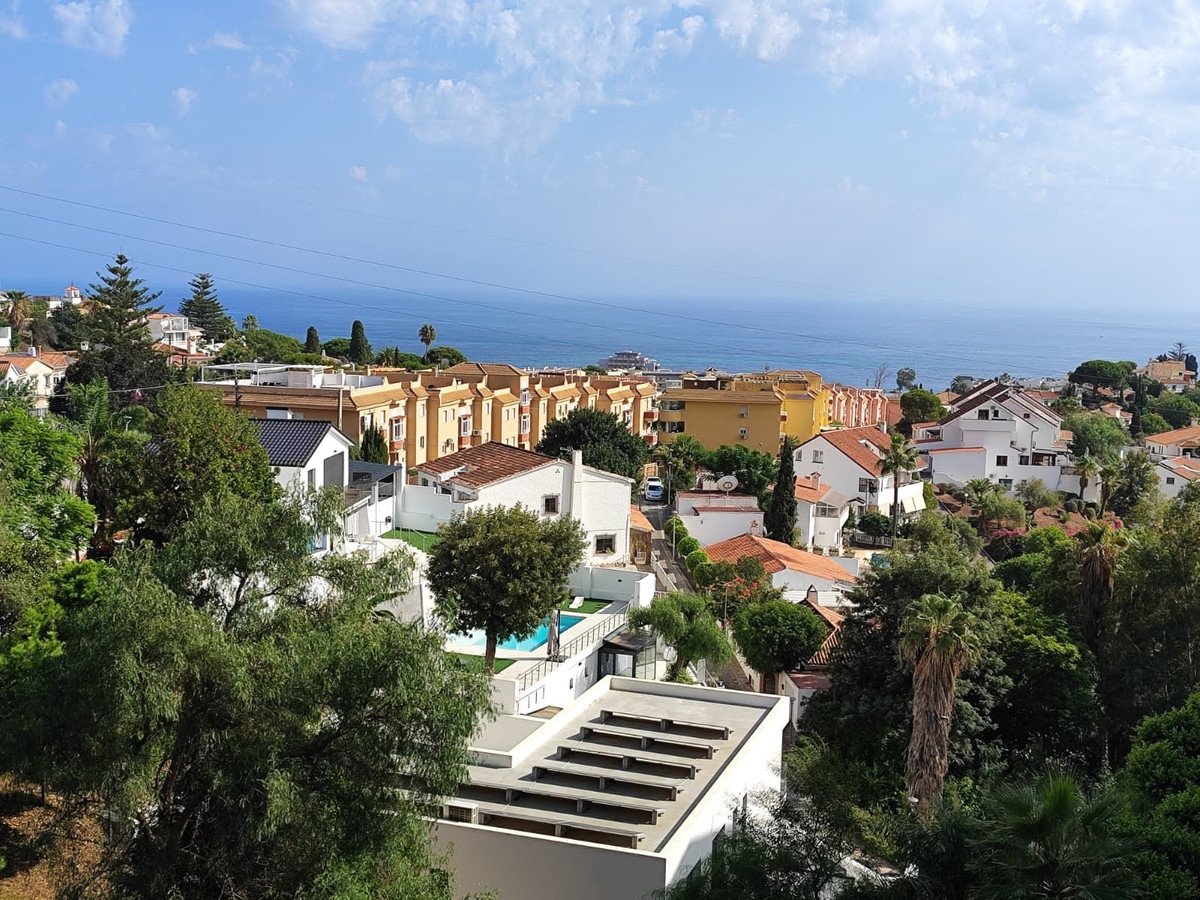 2 Bed Middle Floor Apartment in Fuengirola