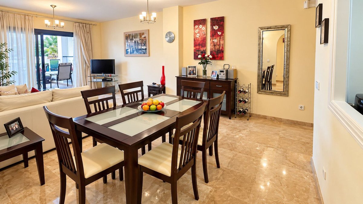 2 Bed Middle Floor Apartment in La Duquesa