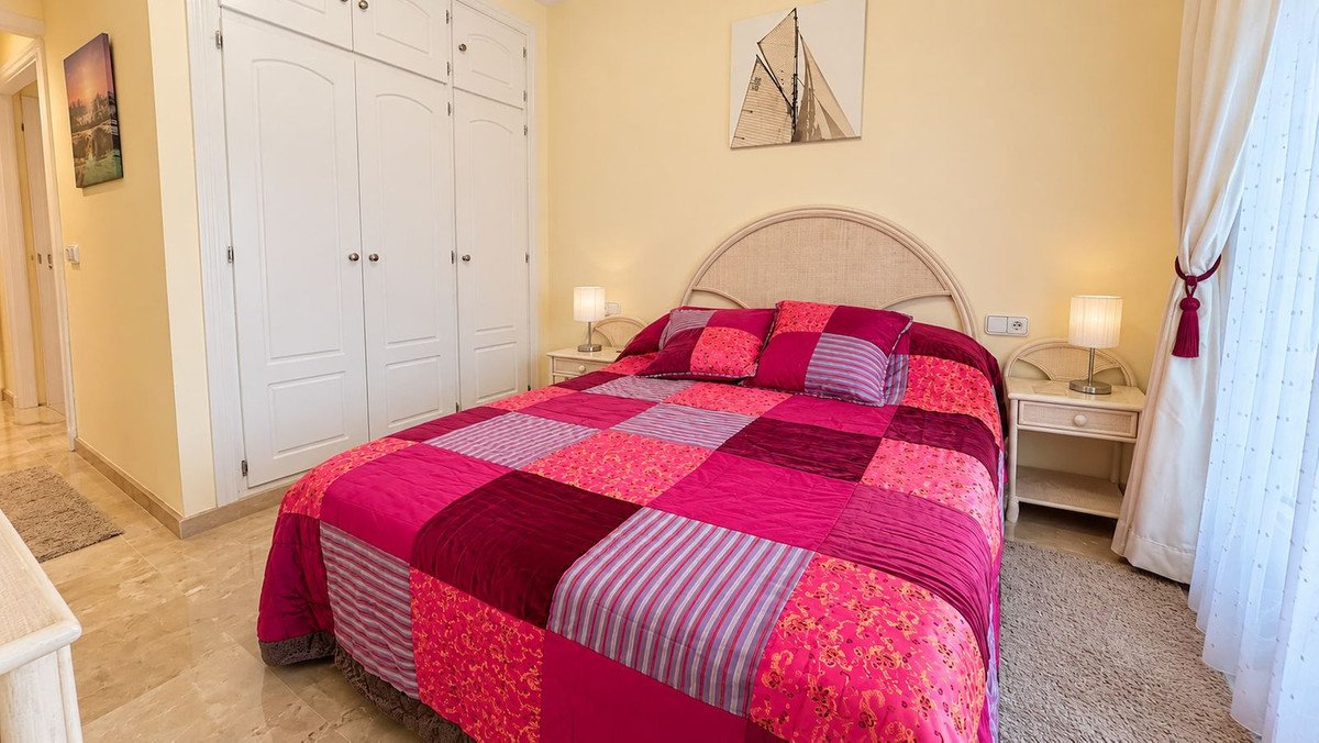 2 Bed Middle Floor Apartment in La Duquesa