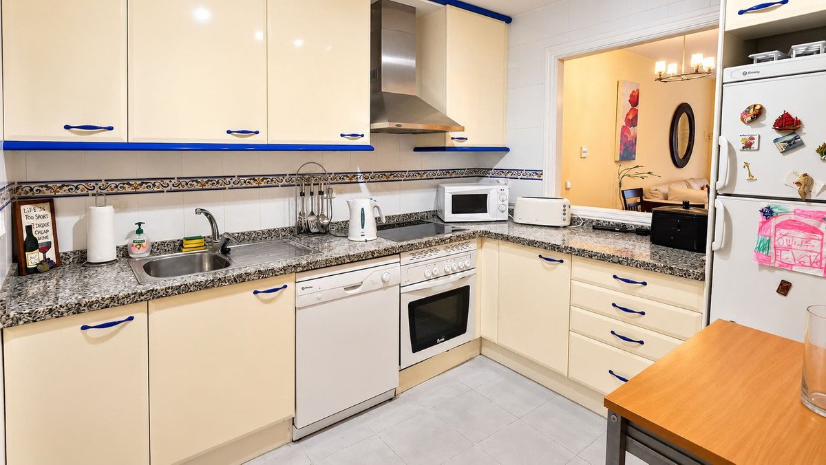 2 Bed Middle Floor Apartment in La Duquesa