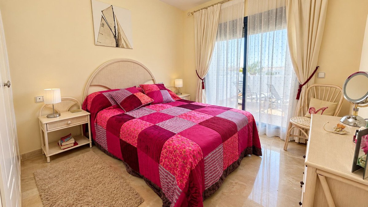 2 Bed Middle Floor Apartment in La Duquesa