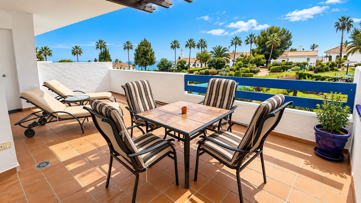 2 Bed Middle Floor Apartment in La Duquesa
