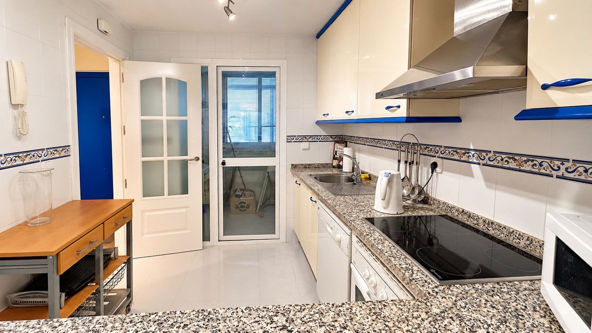 2 Bed Middle Floor Apartment in La Duquesa
