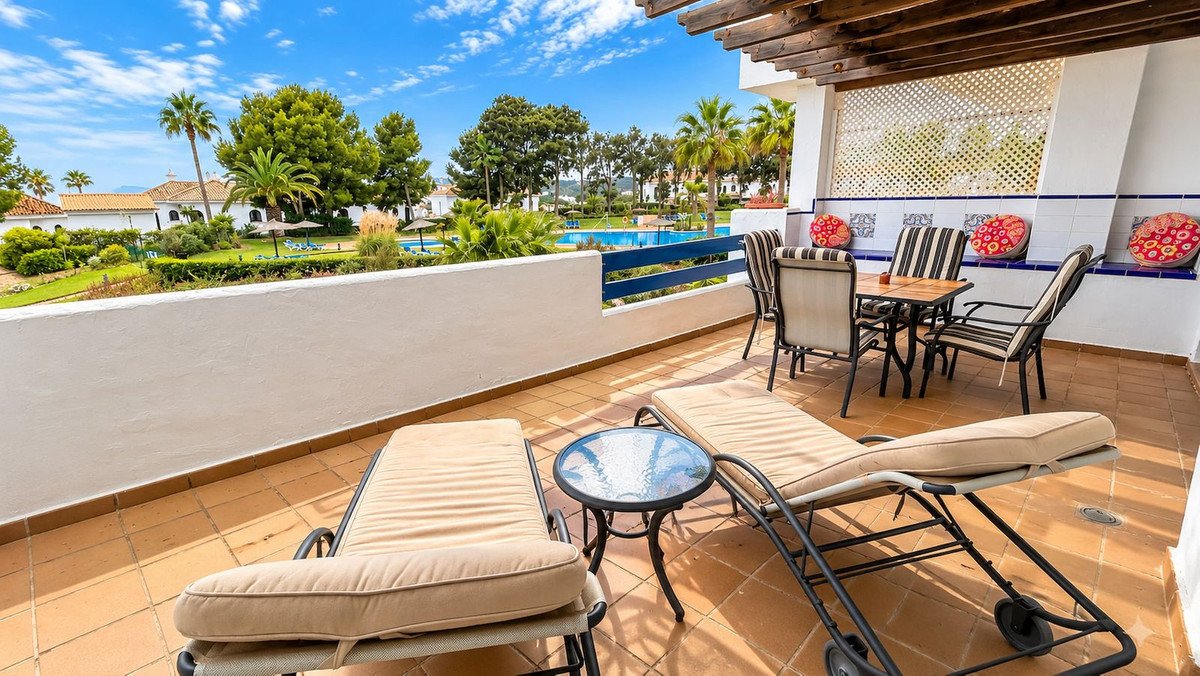 2 Bed Middle Floor Apartment in La Duquesa