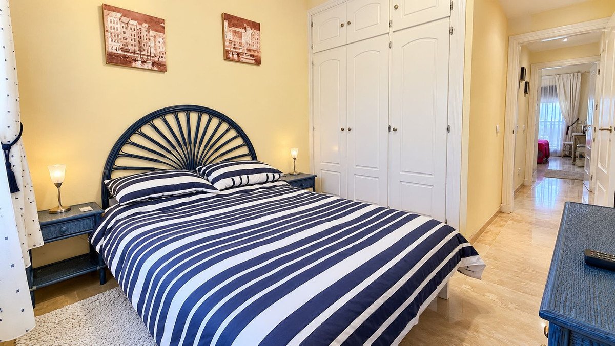 2 Bed Middle Floor Apartment in La Duquesa