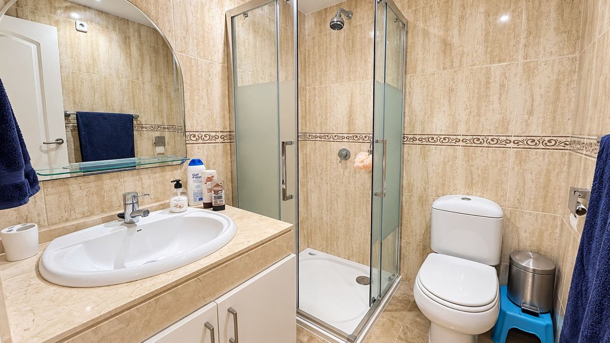 2 Bed Middle Floor Apartment in La Duquesa
