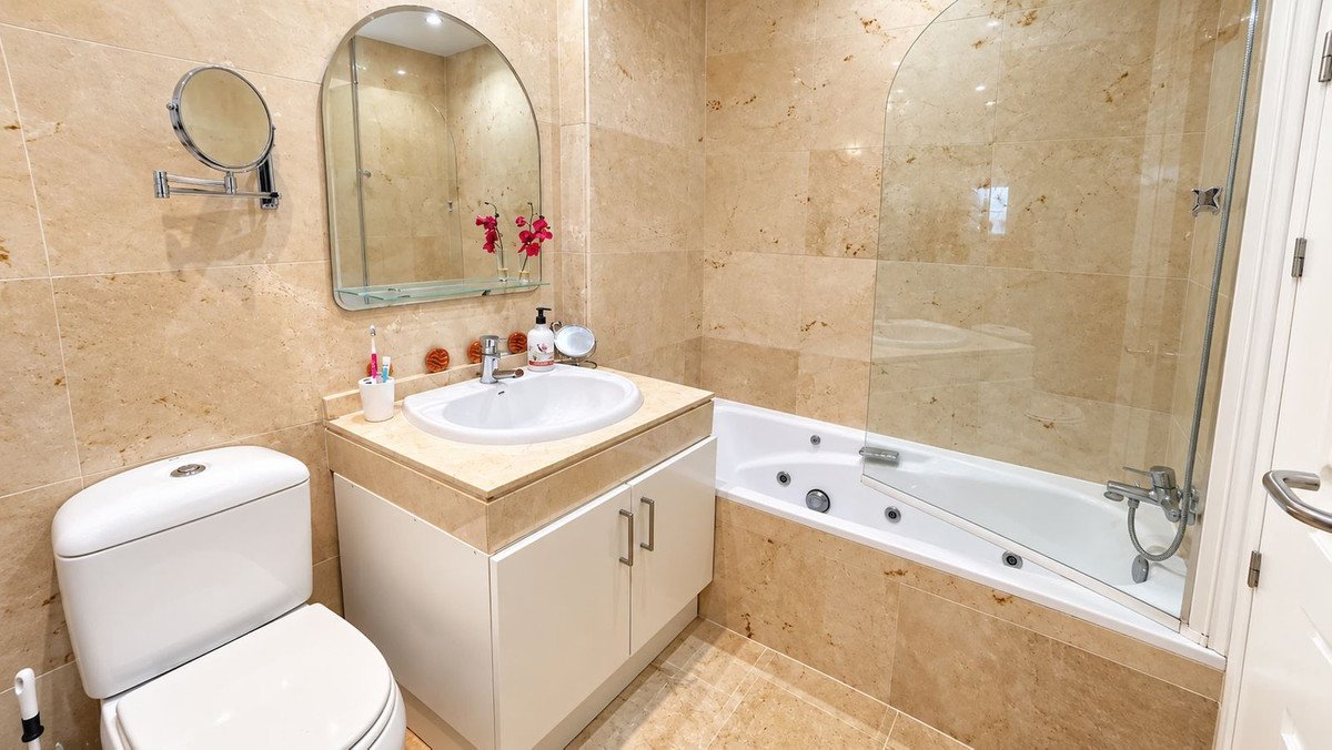 2 Bed Middle Floor Apartment in La Duquesa