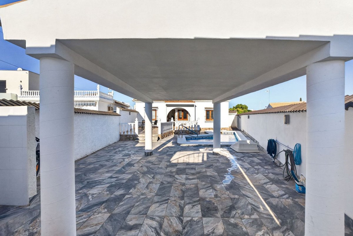 3 Bed Detached Villa in Torrevieja