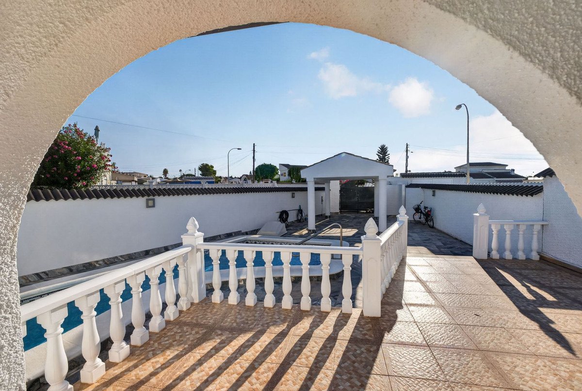 3 Bed Detached Villa in Torrevieja