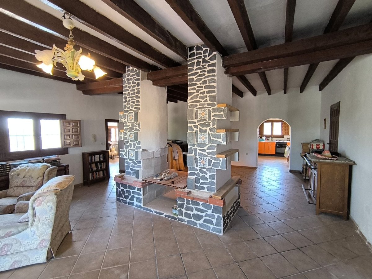 8 Bed Detached Villa in Novelda