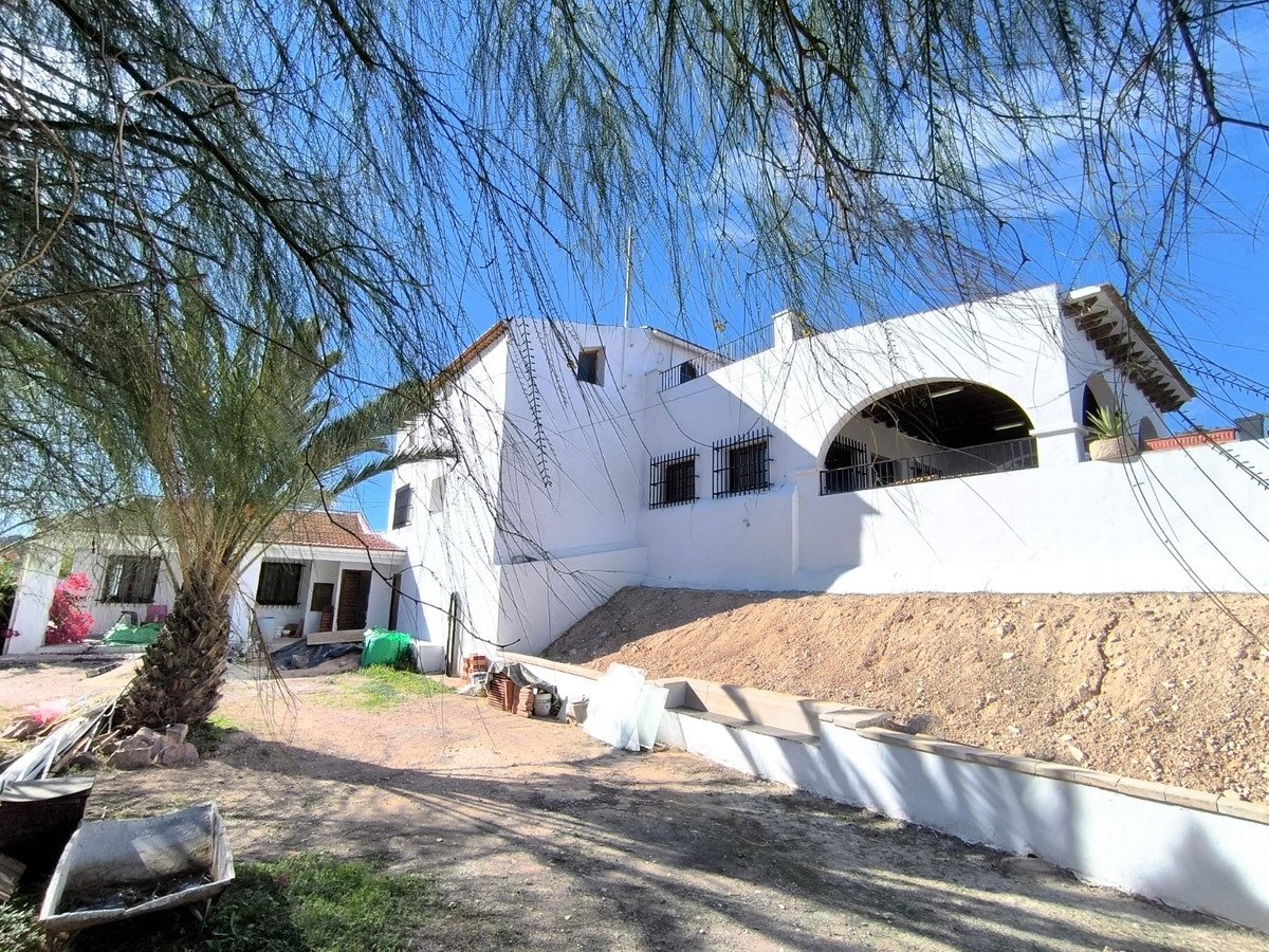 8 Bed Detached Villa in Novelda