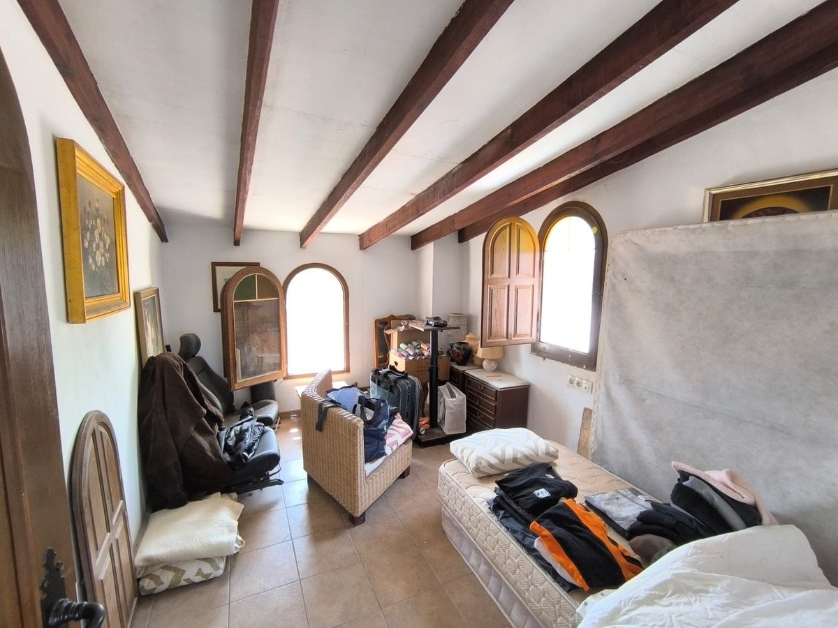 8 Bed Detached Villa in Novelda