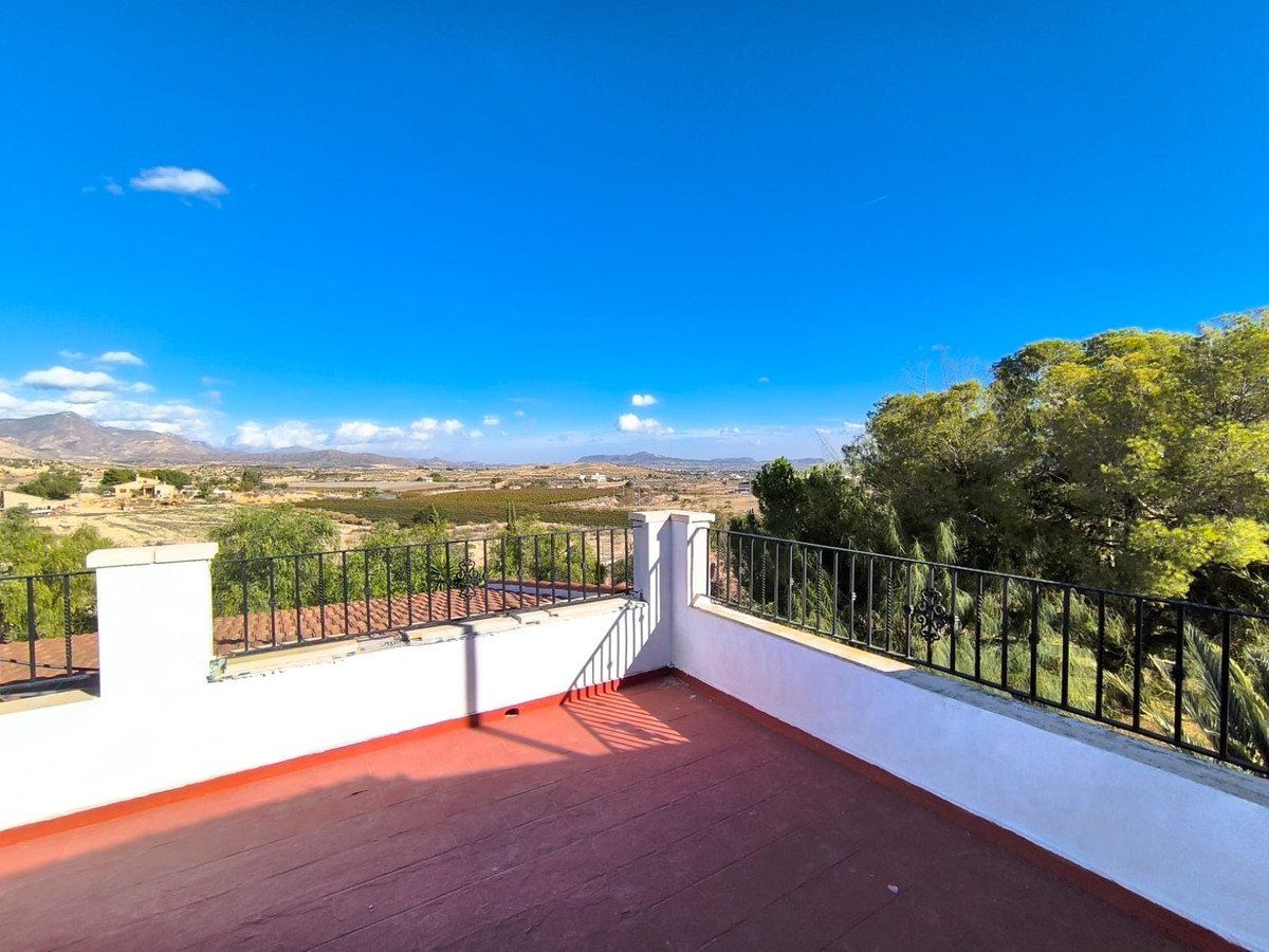 8 Bed Detached Villa in Novelda
