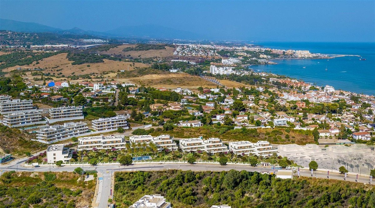 2 Bed Middle Floor Apartment in Estepona