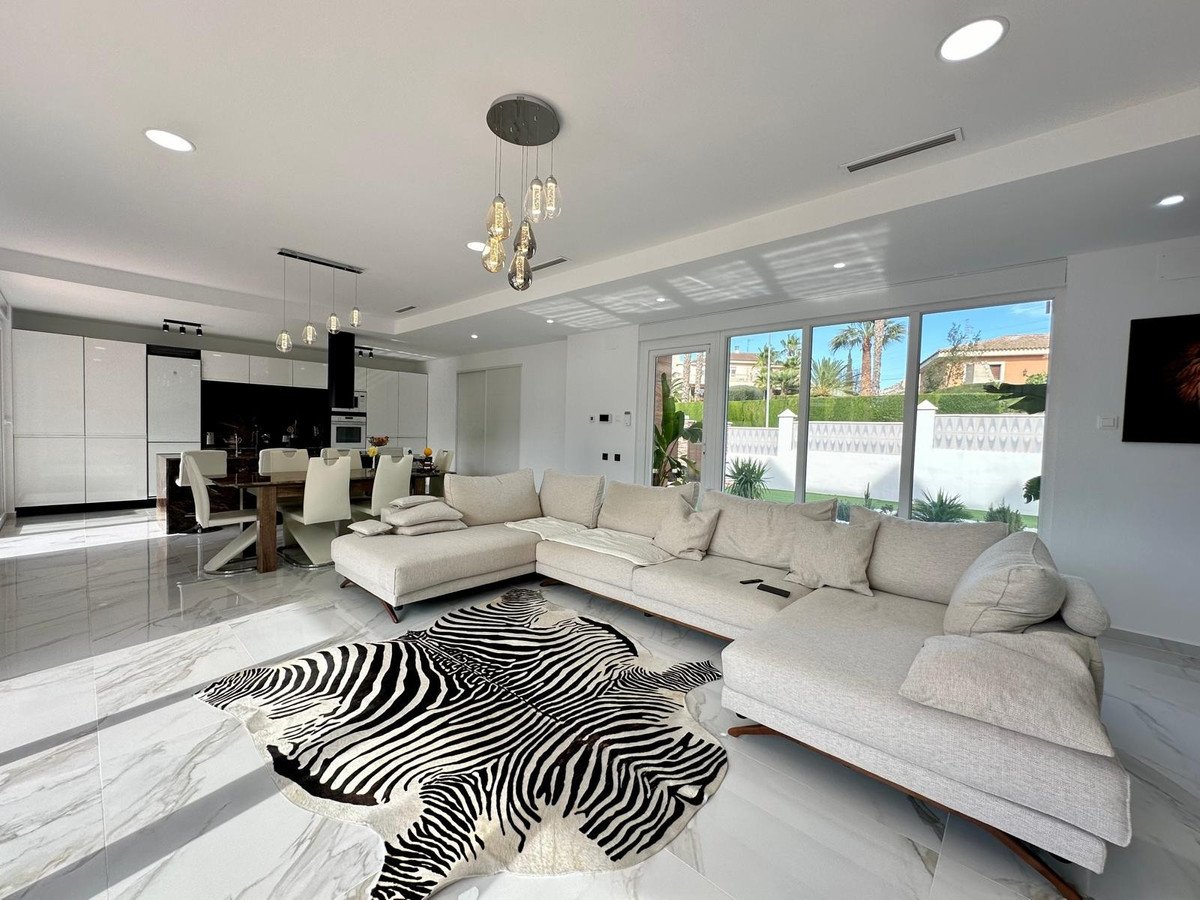5 Bed Detached Villa in Petrer