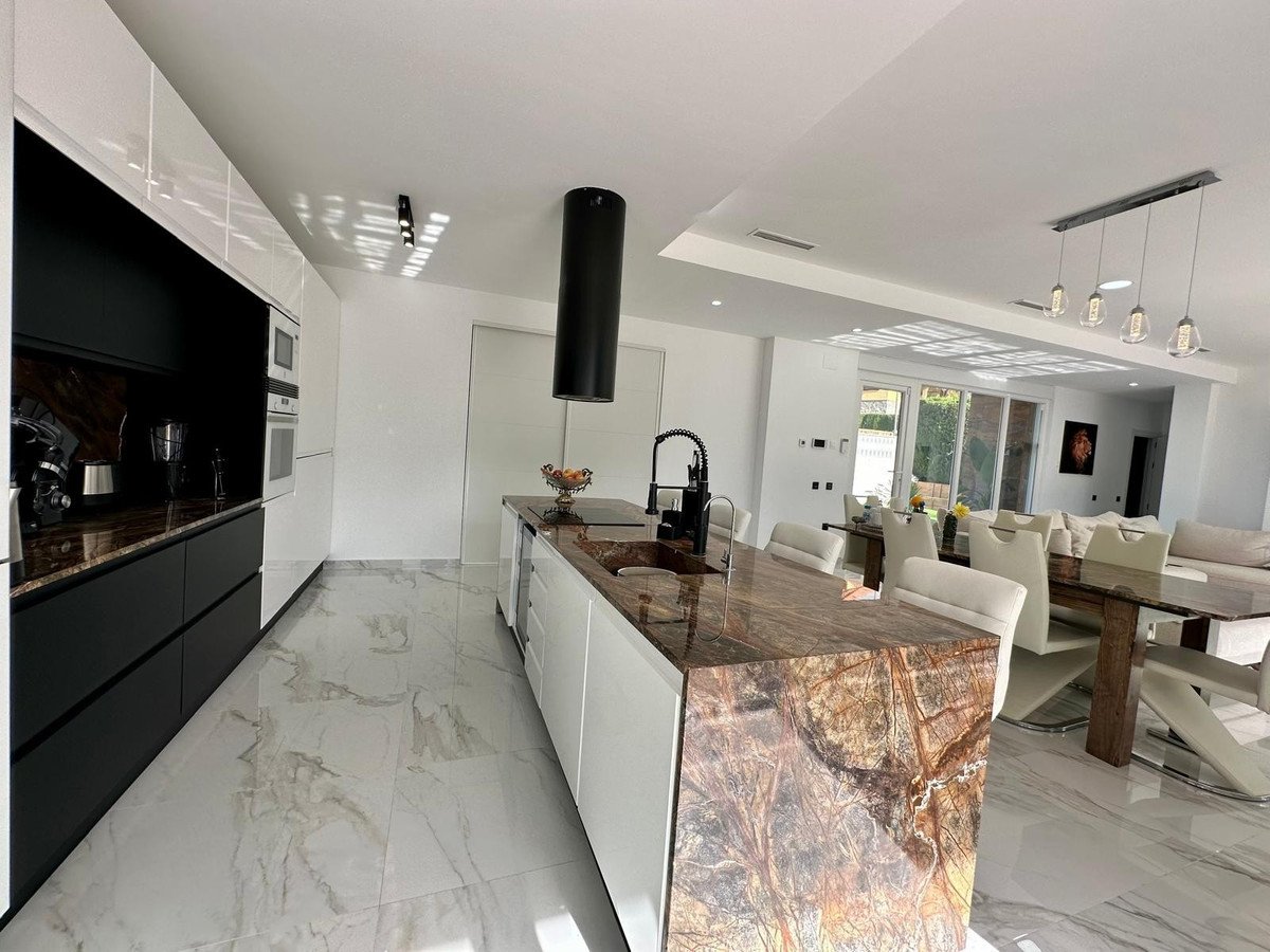 5 Bed Detached Villa in Petrer