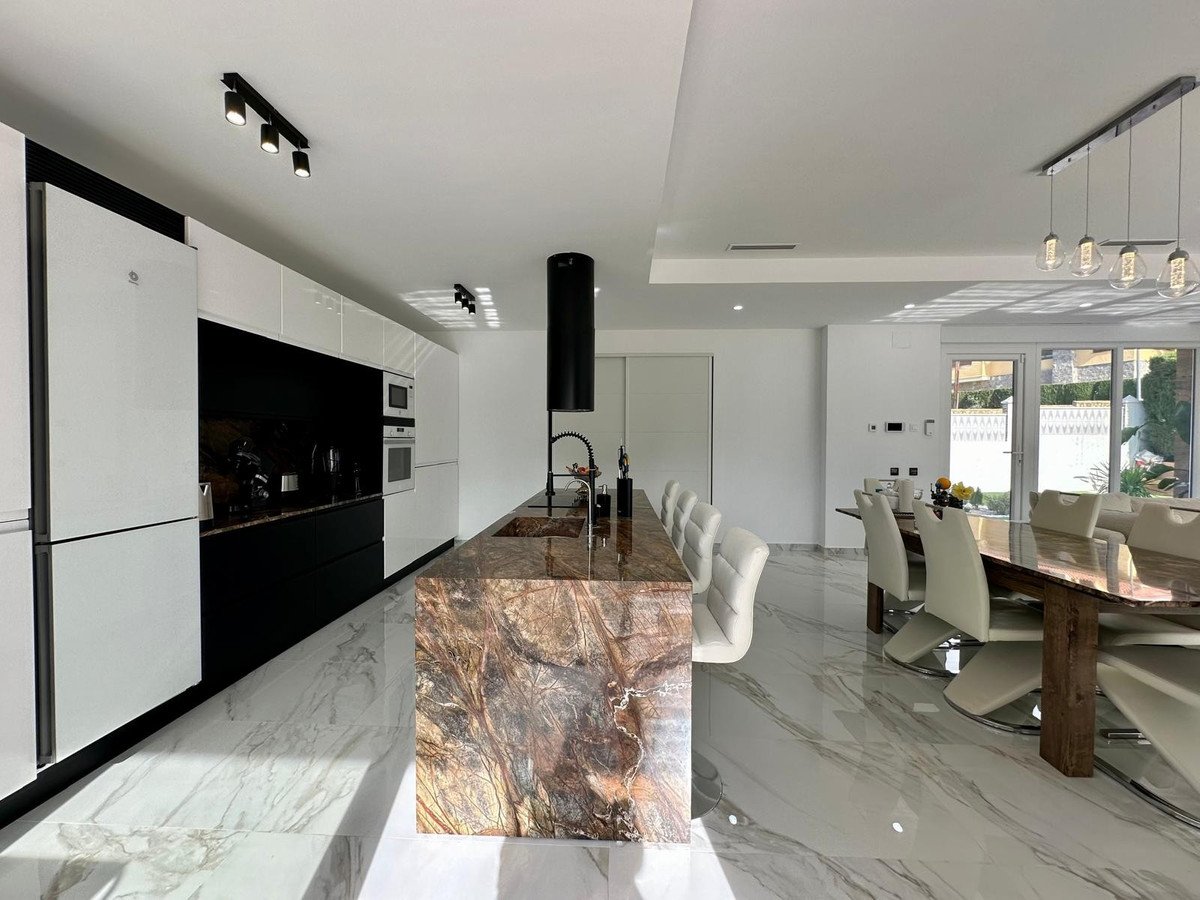 5 Bed Detached Villa in Petrer