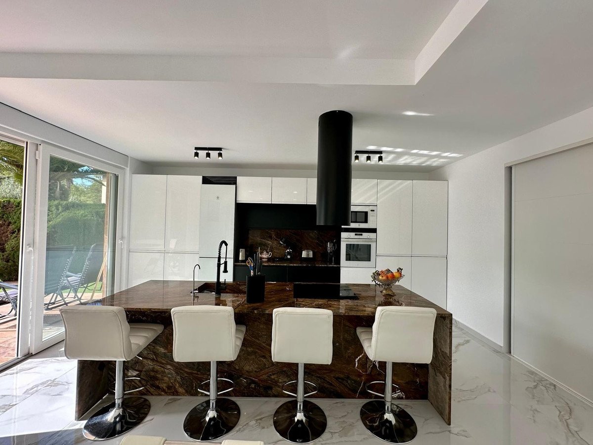 5 Bed Detached Villa in Petrer