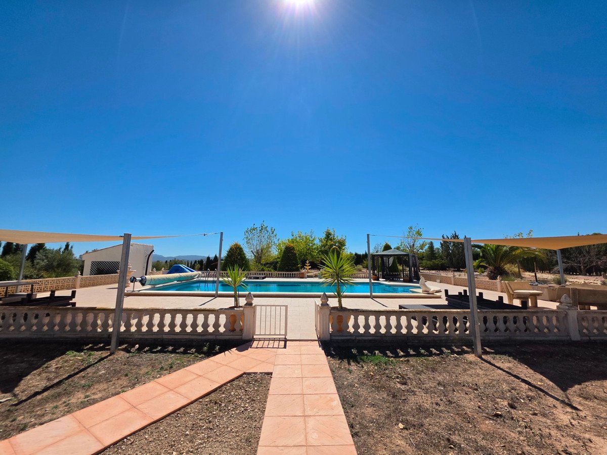 4 Bed Detached Villa in Pinoso