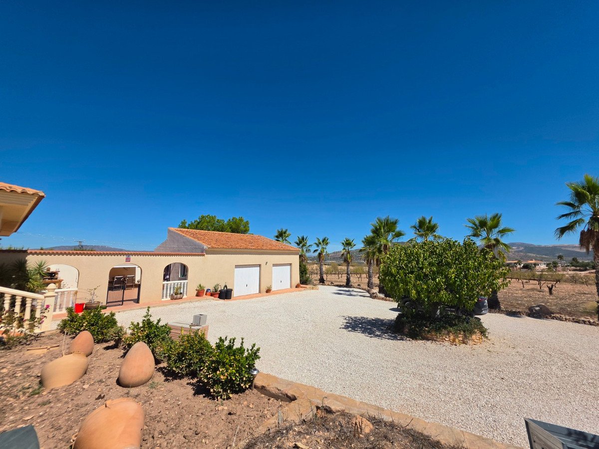 4 Bed Detached Villa in Pinoso