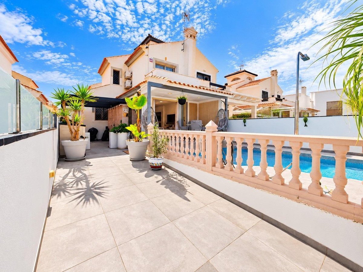 3 Bed Detached Villa in Mil Palmeras