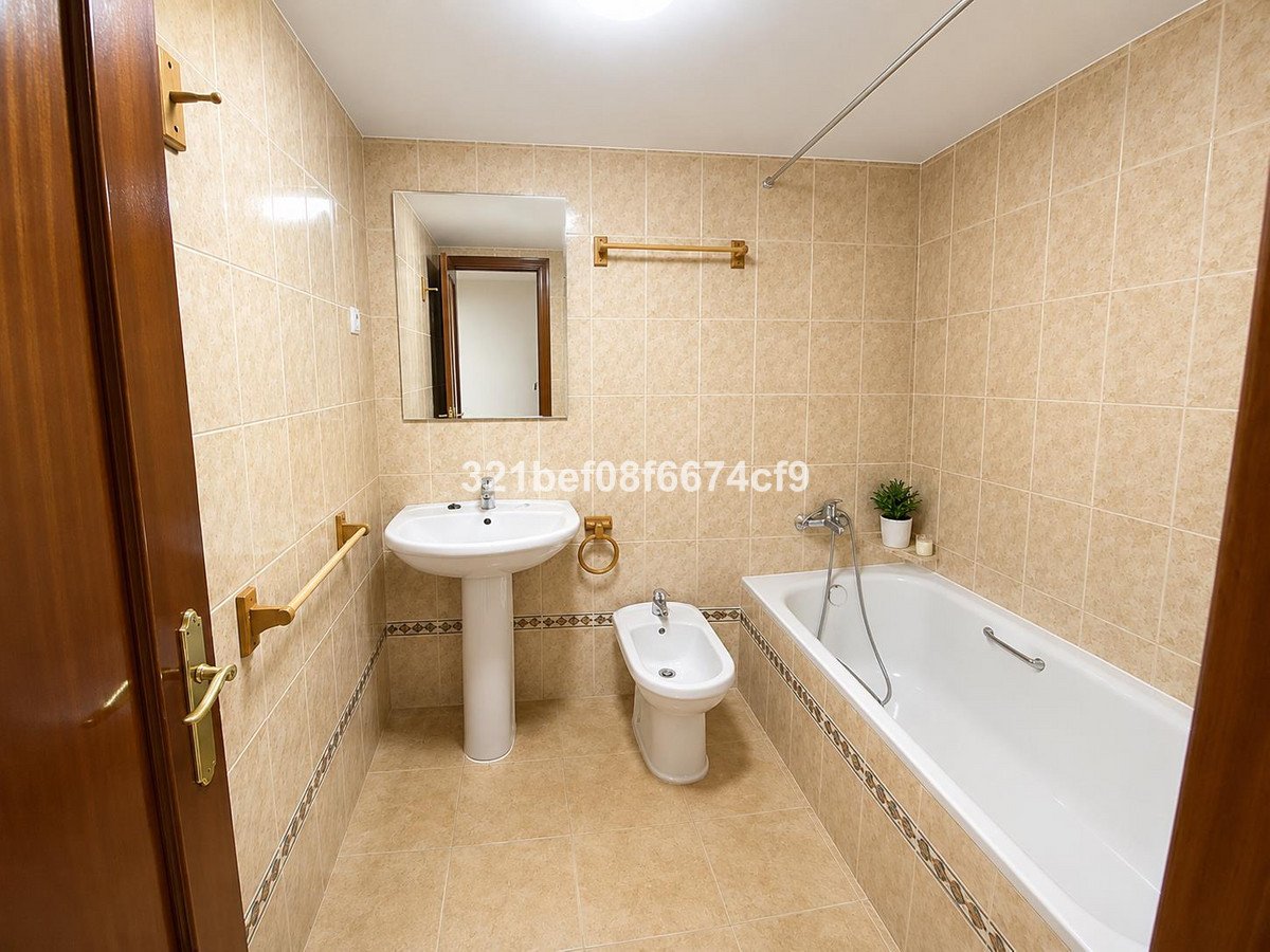4 Bed Middle Floor Apartment in Teatinos