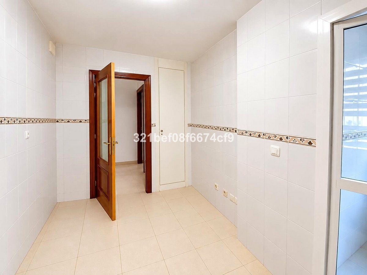 4 Bed Middle Floor Apartment in Teatinos