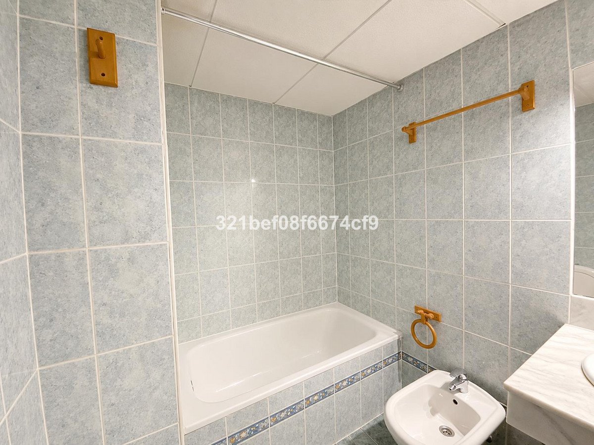 4 Bed Middle Floor Apartment in Teatinos