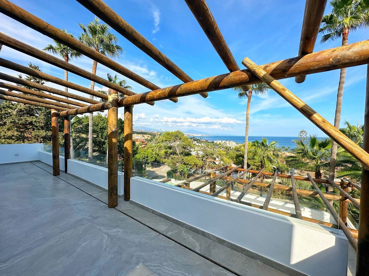 4 Bed Detached Villa in Estepona