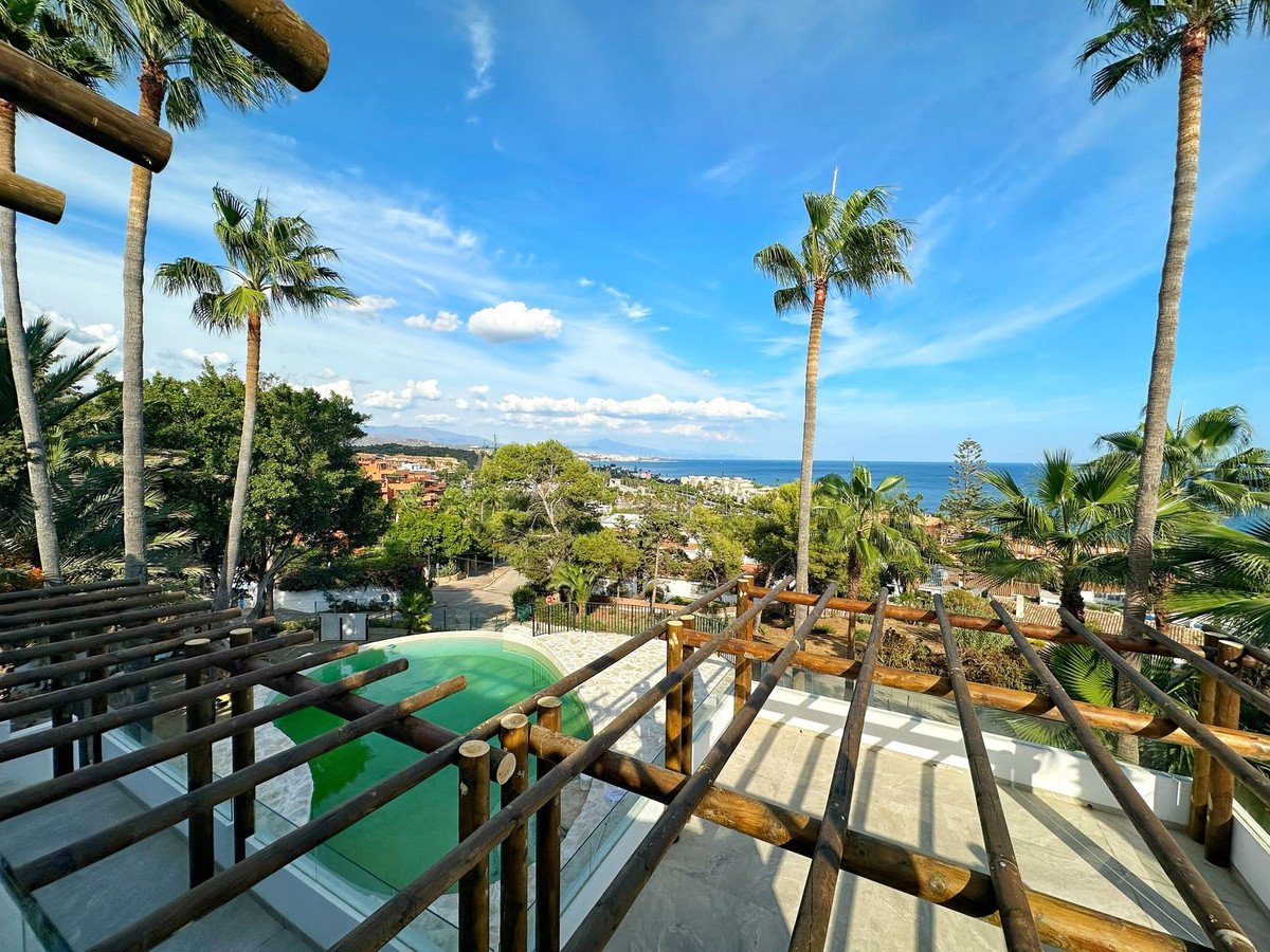 4 Bed Detached Villa in Estepona