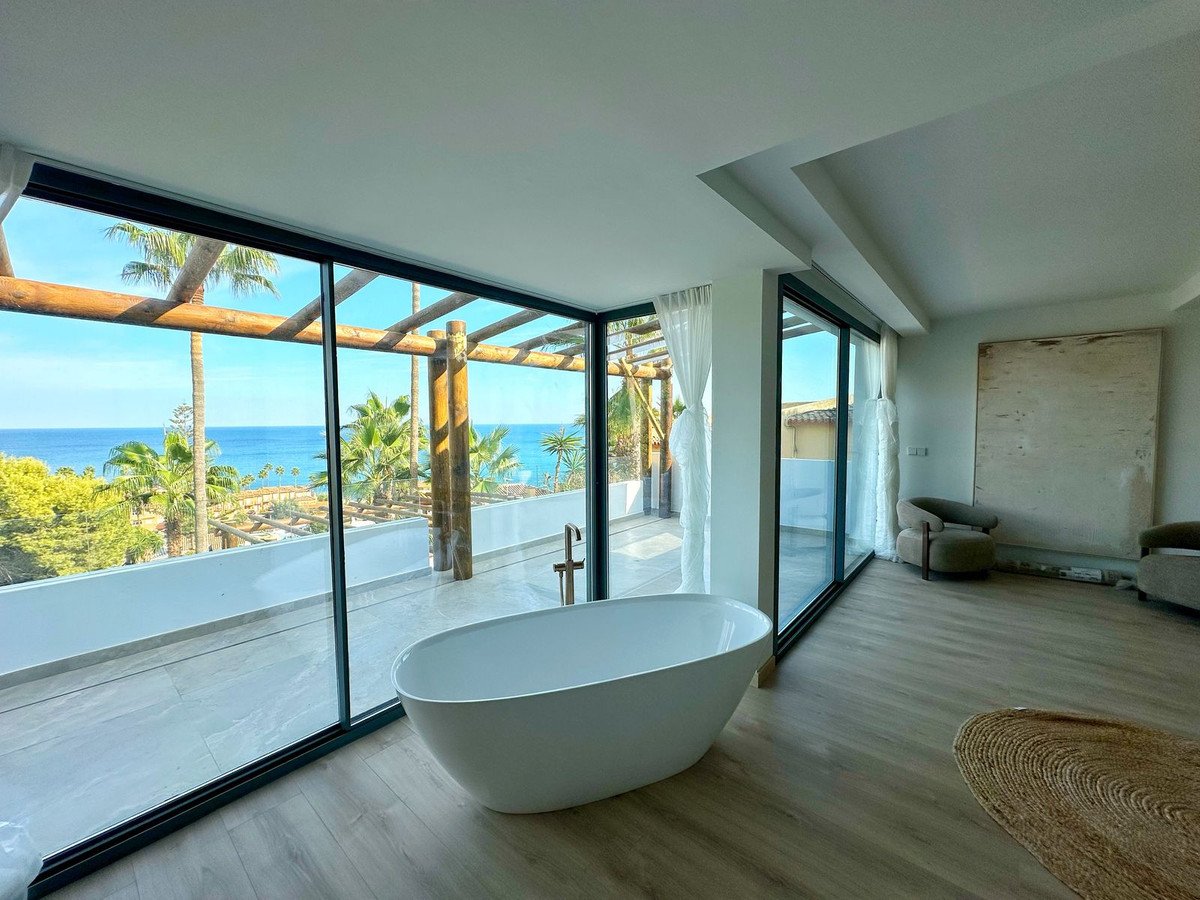 4 Bed Detached Villa in Estepona