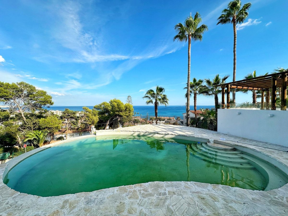 4 Bed Detached Villa in Estepona