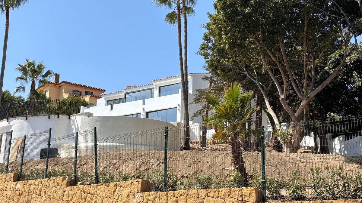 4 Bed Detached Villa in Estepona