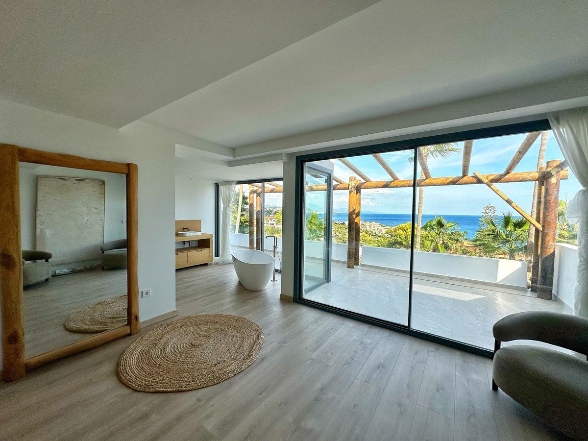 4 Bed Detached Villa in Estepona